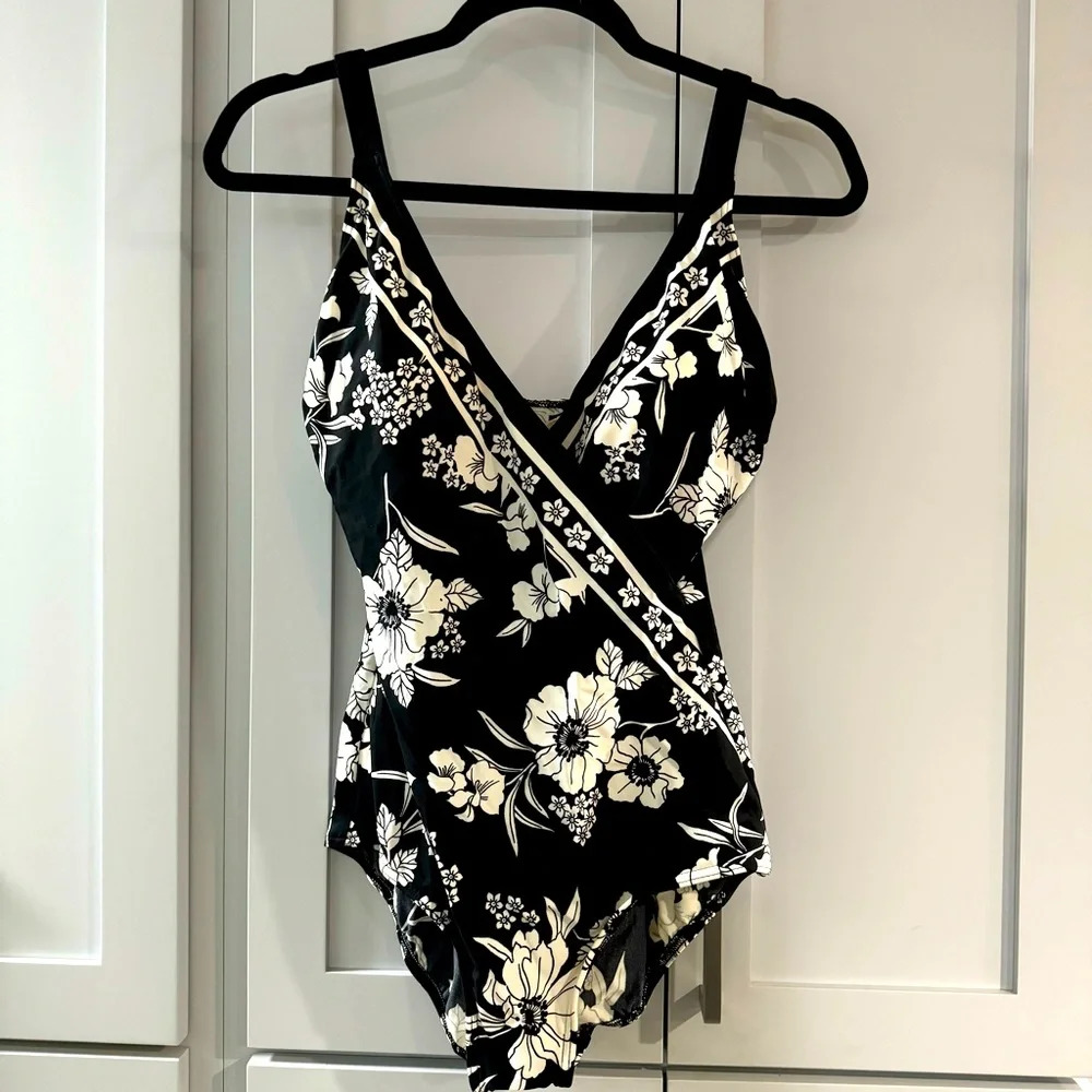 Lands’ End NWOT One Piece Swimsuit Black & White Floral. Built-in Bra High Back